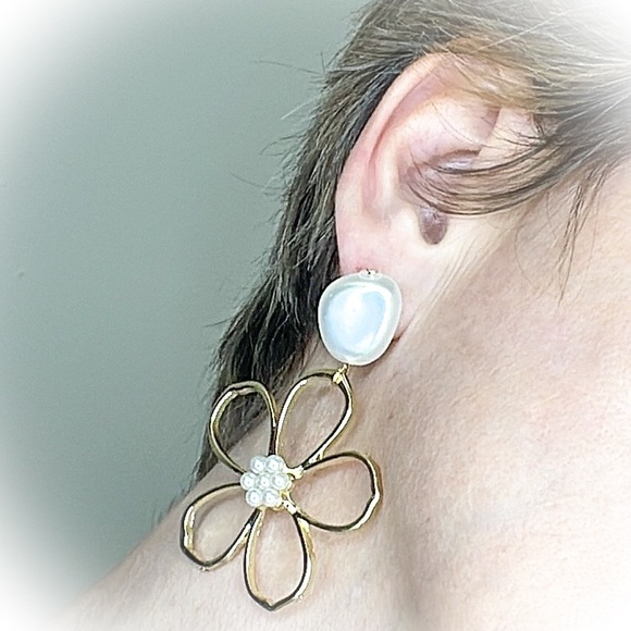 💕Beautiful Gold Tone Flower Faux Pearl Fashion Earrings💕 - Picture 5 of 8